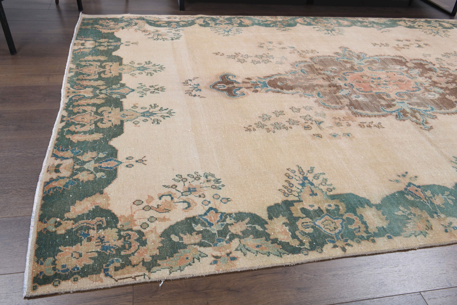 Canruh rug: 1970s handmade Anatolian rug with medallion motifs and cotton backing
