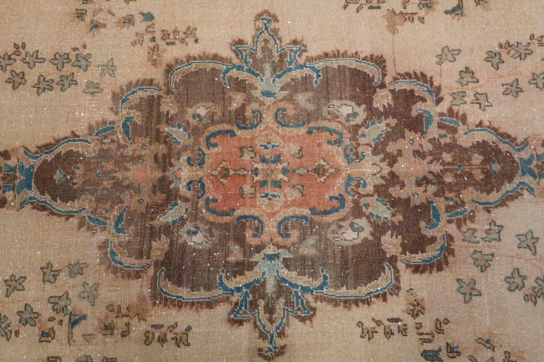 Authentic Anatolian vintage area rug (1970s) with medallion design – one-of-a-kind at Fame Rugs