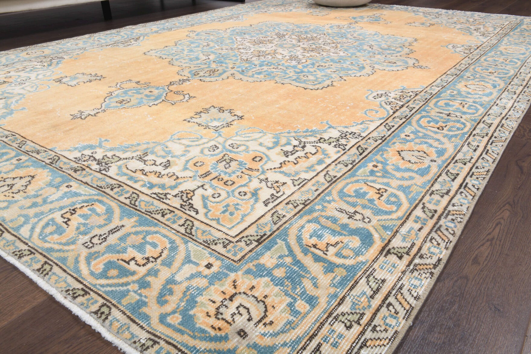 Busetac rug: 1970s handmade Anatolian rug with oriental motifs and cotton backing