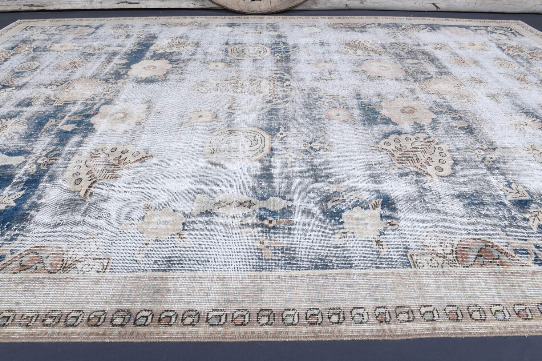 Banunaz rug: 1950s handmade Anatolian rug with oriental motifs and cotton backing