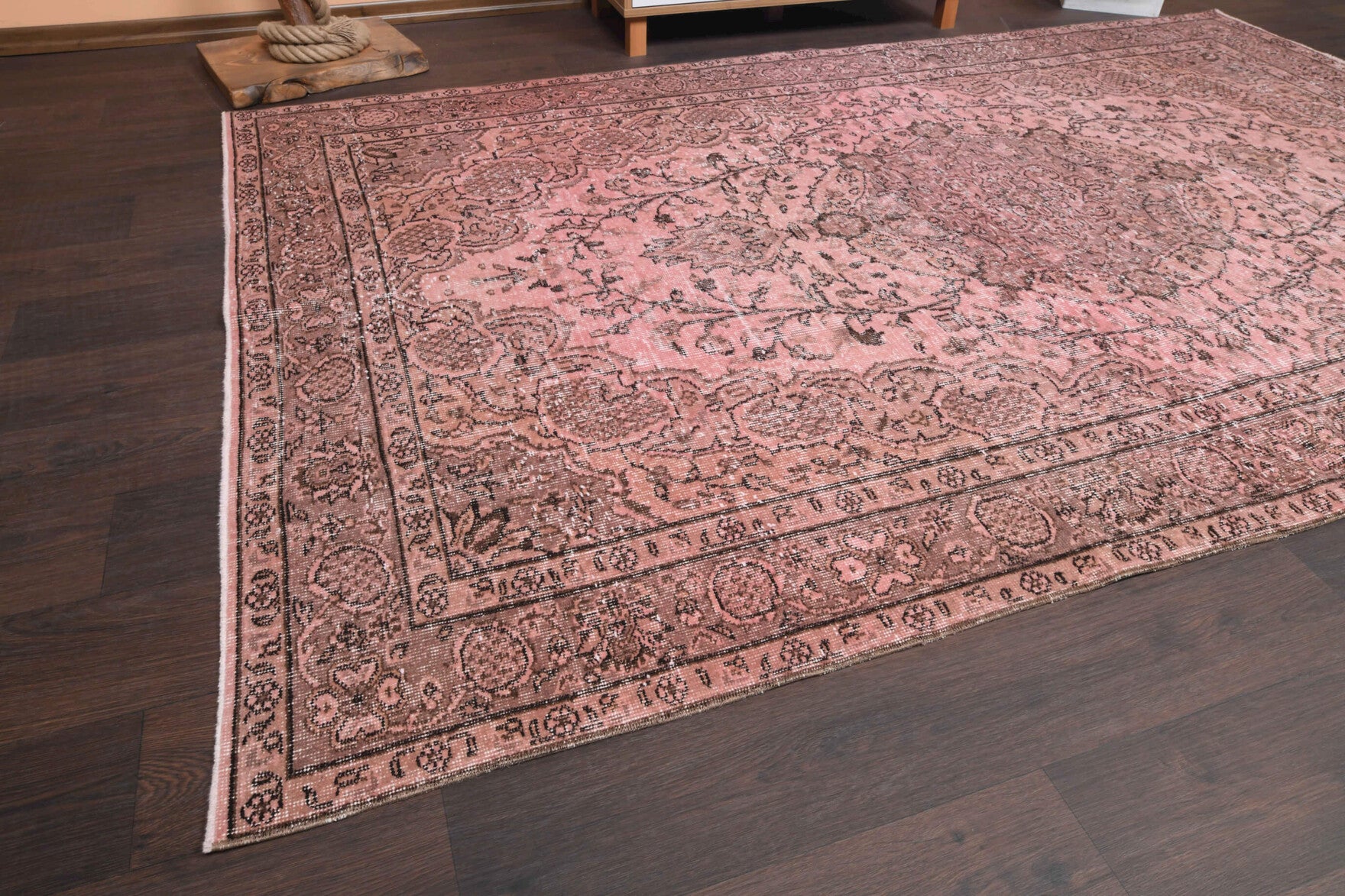 Handmade wool rug from the Persian region – Persian Oriental Vintage Area Rug 5'7" x 8'10"