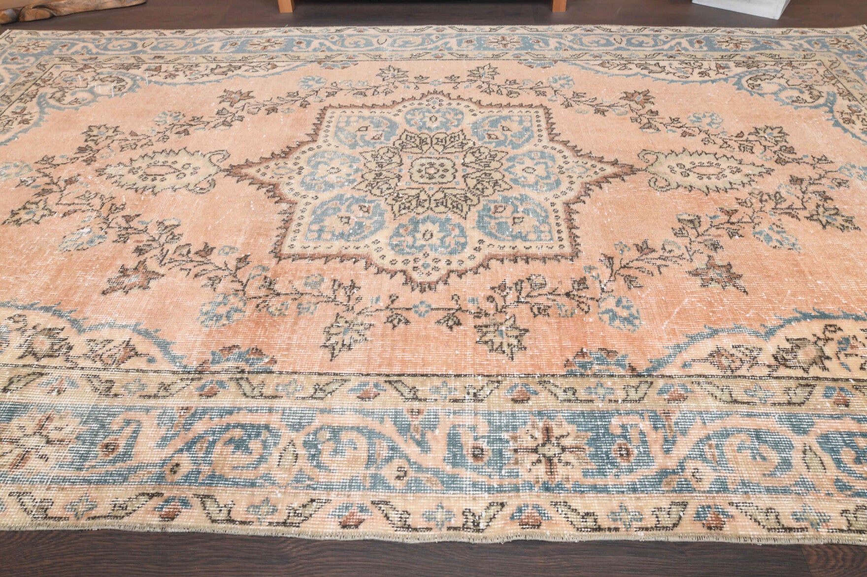 Araxie rug: 1970s handmade Anatolian rug with oriental motifs and cotton backing