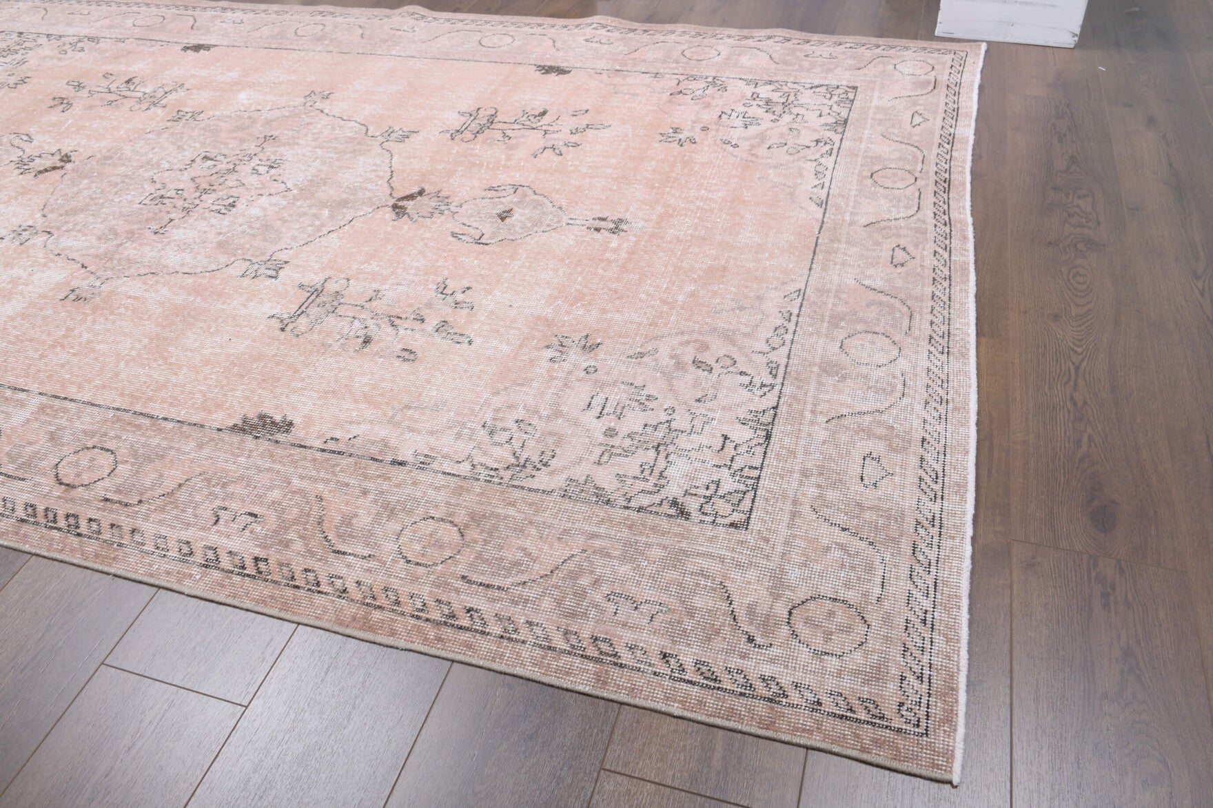 Altinpare rug: 1970s handmade Anatolian rug with oriental motifs and cotton backing