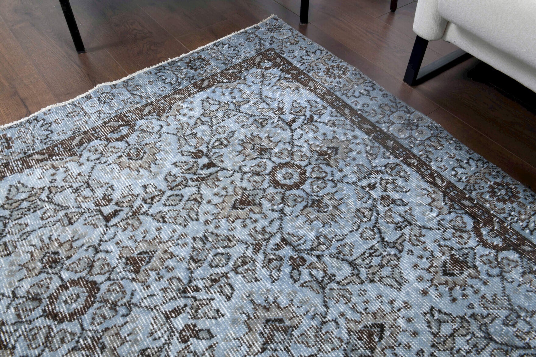 Smaragdippe rug: 1970s handmade Anatolian rug with floral motifs and cotton backing