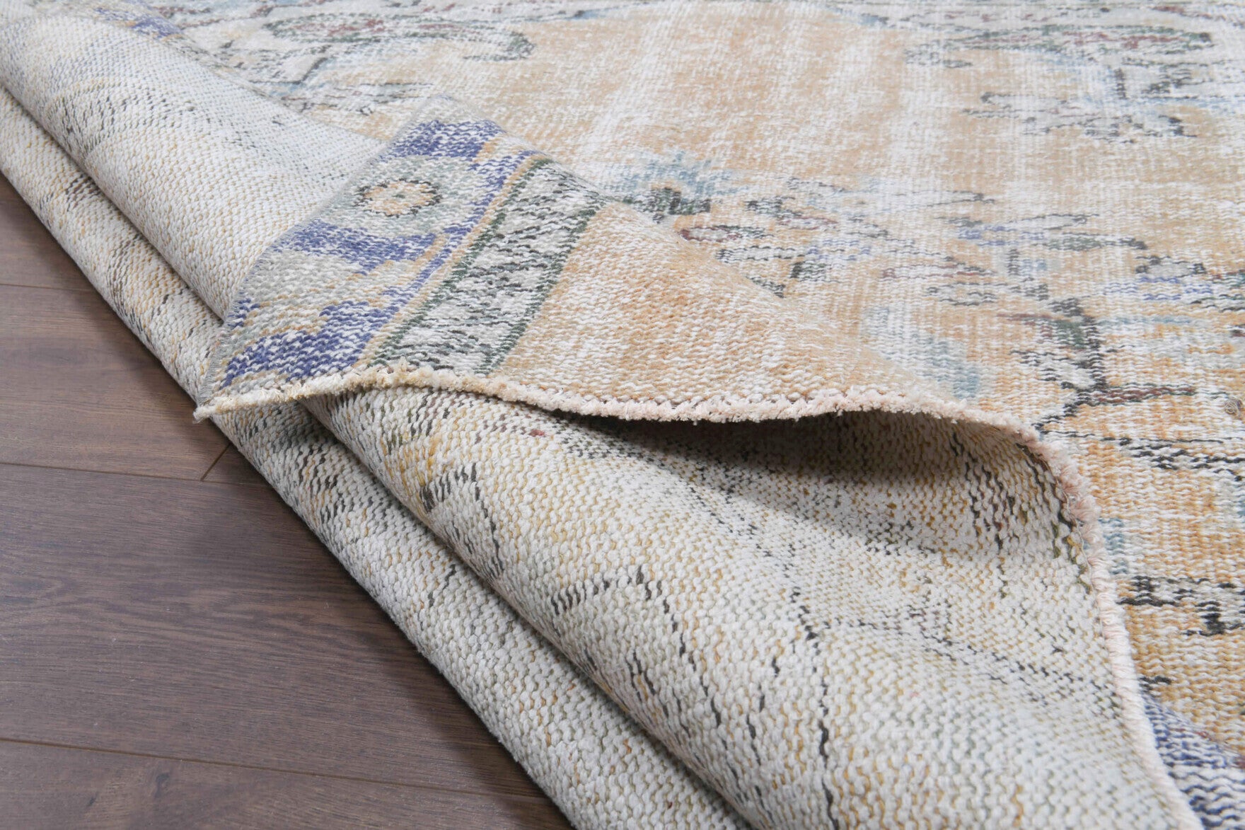 Selvidil – vintage oriental rug for living room or bedroom, 5'4" x 5'8" (162x173 cm)
