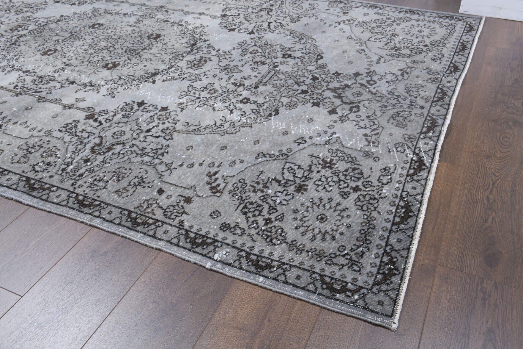 Sahrayar rug: 1970s handmade Anatolian rug with oriental motifs and cotton backing