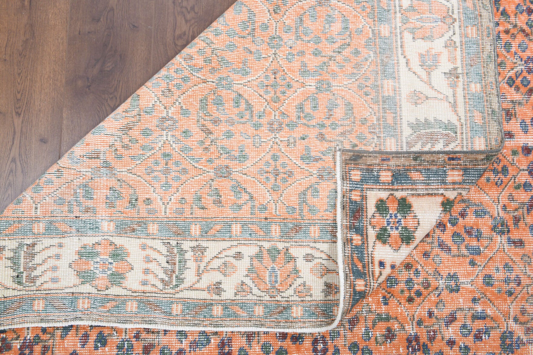 Authentic Turkish vintage area rug (1970s) with bordered and floral design – one-of-a-kind at Fame Rugs