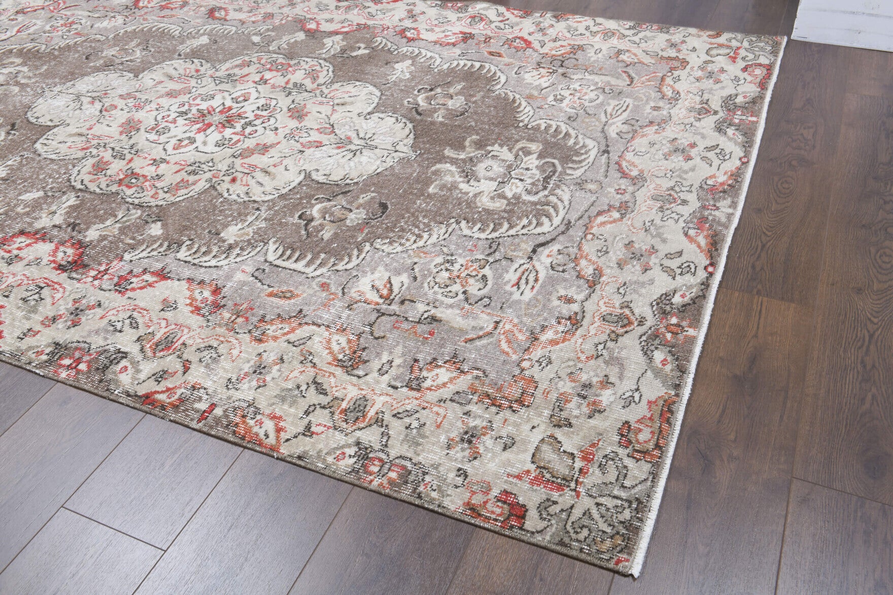 Sadberkruh rug: 1970s handmade Turkish rug with oriental motifs and cotton backing