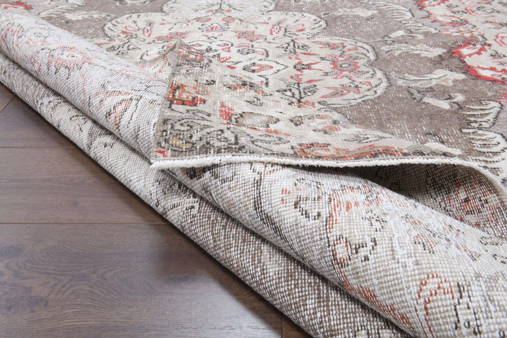 Authentic Turkish vintage area rug (1970s) with oriental design – one-of-a-kind at Fame Rugs
