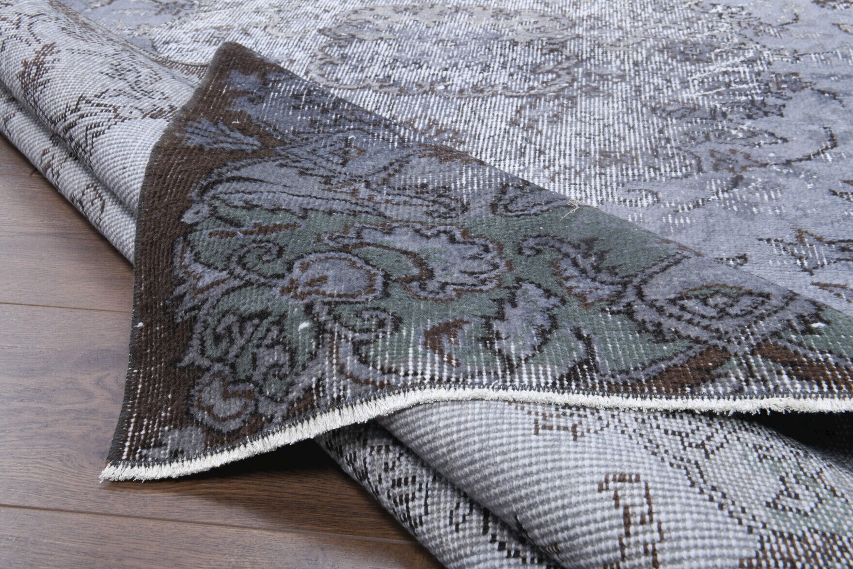 Sadberkcihan – vintage oriental rug for living room or bedroom, 5'7" x 9'1" (171x276 cm)