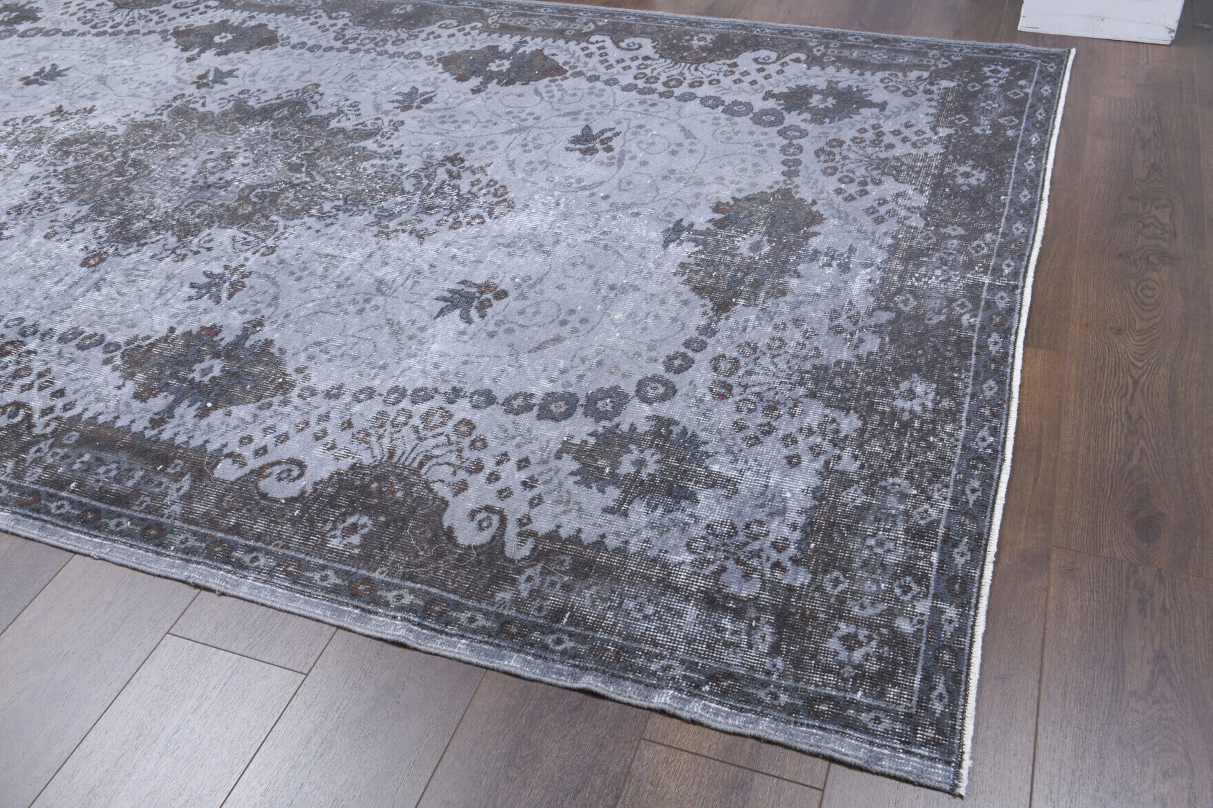 Sabahsu rug: 1970s handmade Anatolian rug with oriental motifs and cotton backing