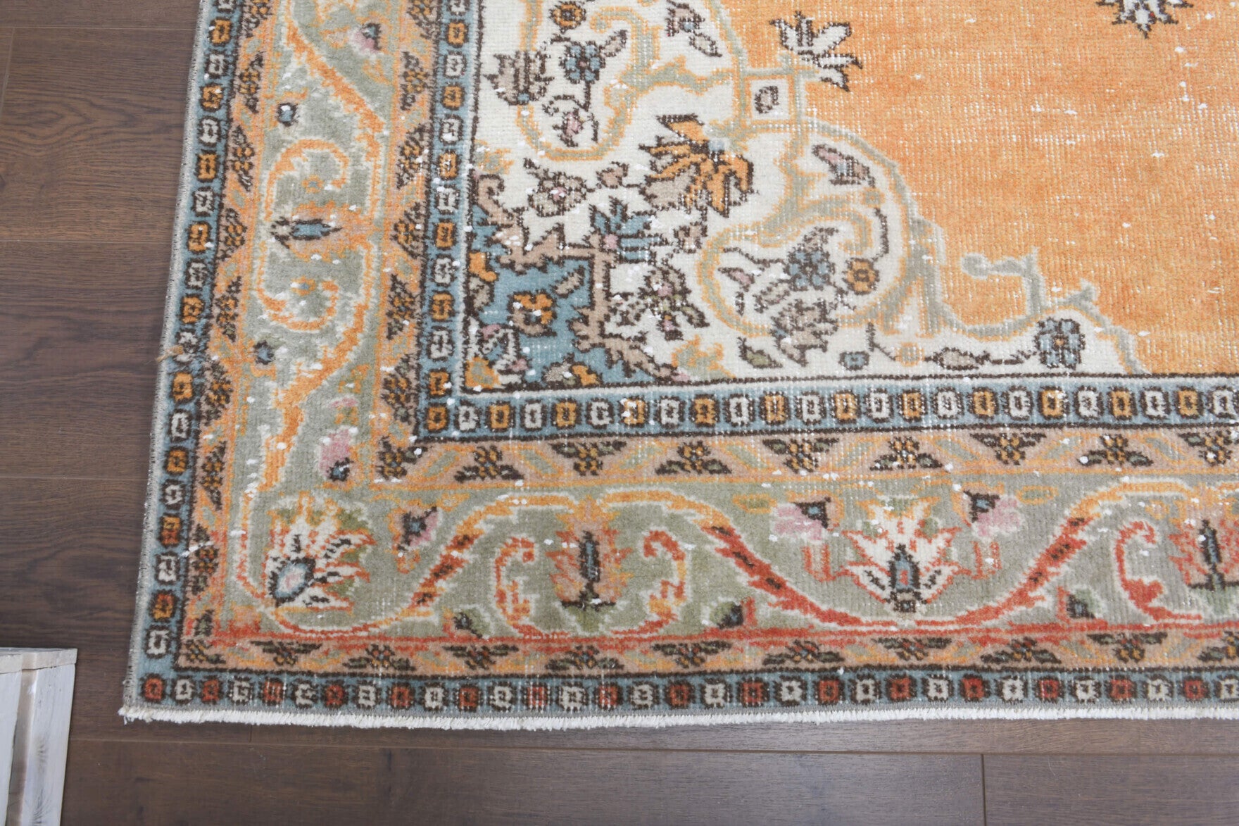 Oriental pattern on the Sabahpeyker vintage area rug – handmade in Anatolia, Turkey