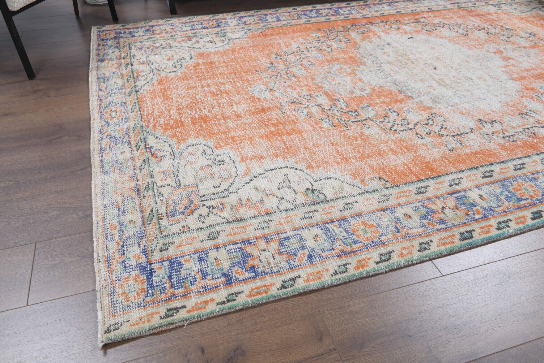 Perisah rug: 1970s handmade Anatolian rug with oriental motifs and cotton backing