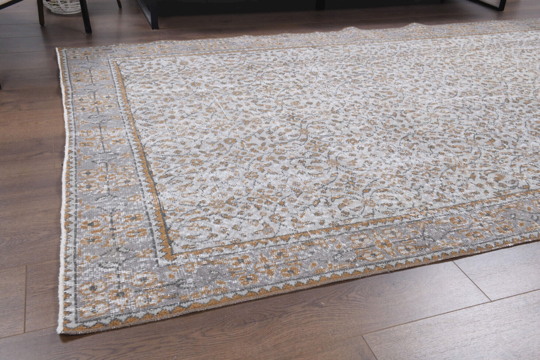 Pelagokome rug: 1970s handmade Anatolian rug with floral motifs and cotton backing
