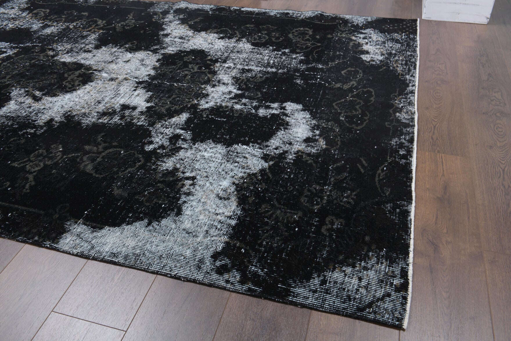 Pariya rug: 1970s handmade Anatolian rug with oriental motifs and cotton backing