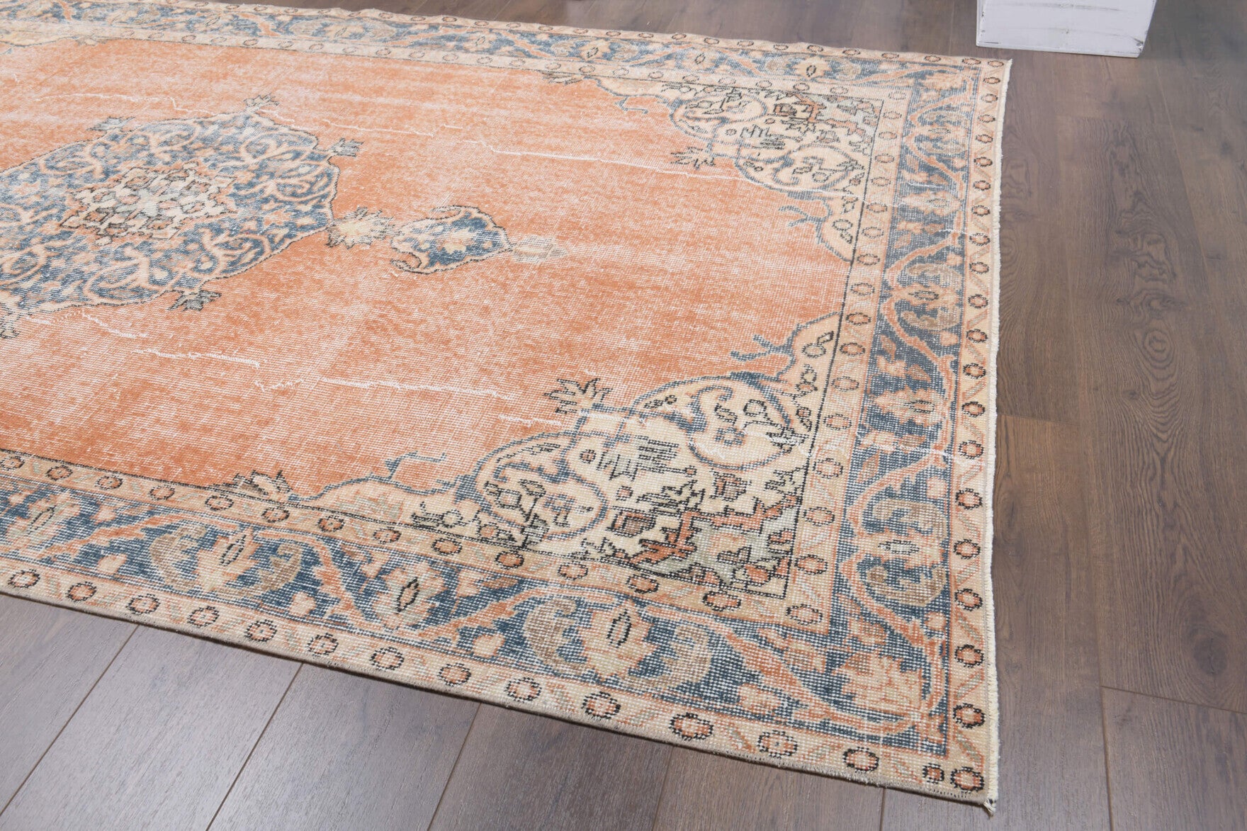 Authentic Anatolian vintage area rug (1970s) with oriental medallion design – one-of-a-kind at Fame Rugs