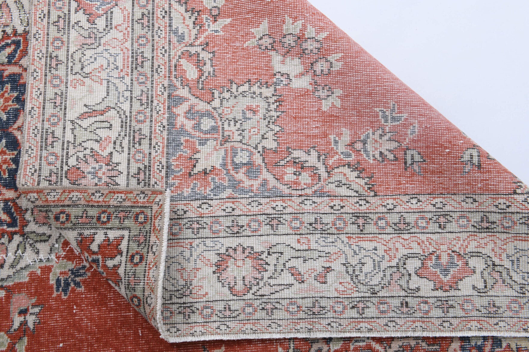 Nevmelek – vintage medallion rug for living room or bedroom, 5'7" x 9'9" (169x296 cm)