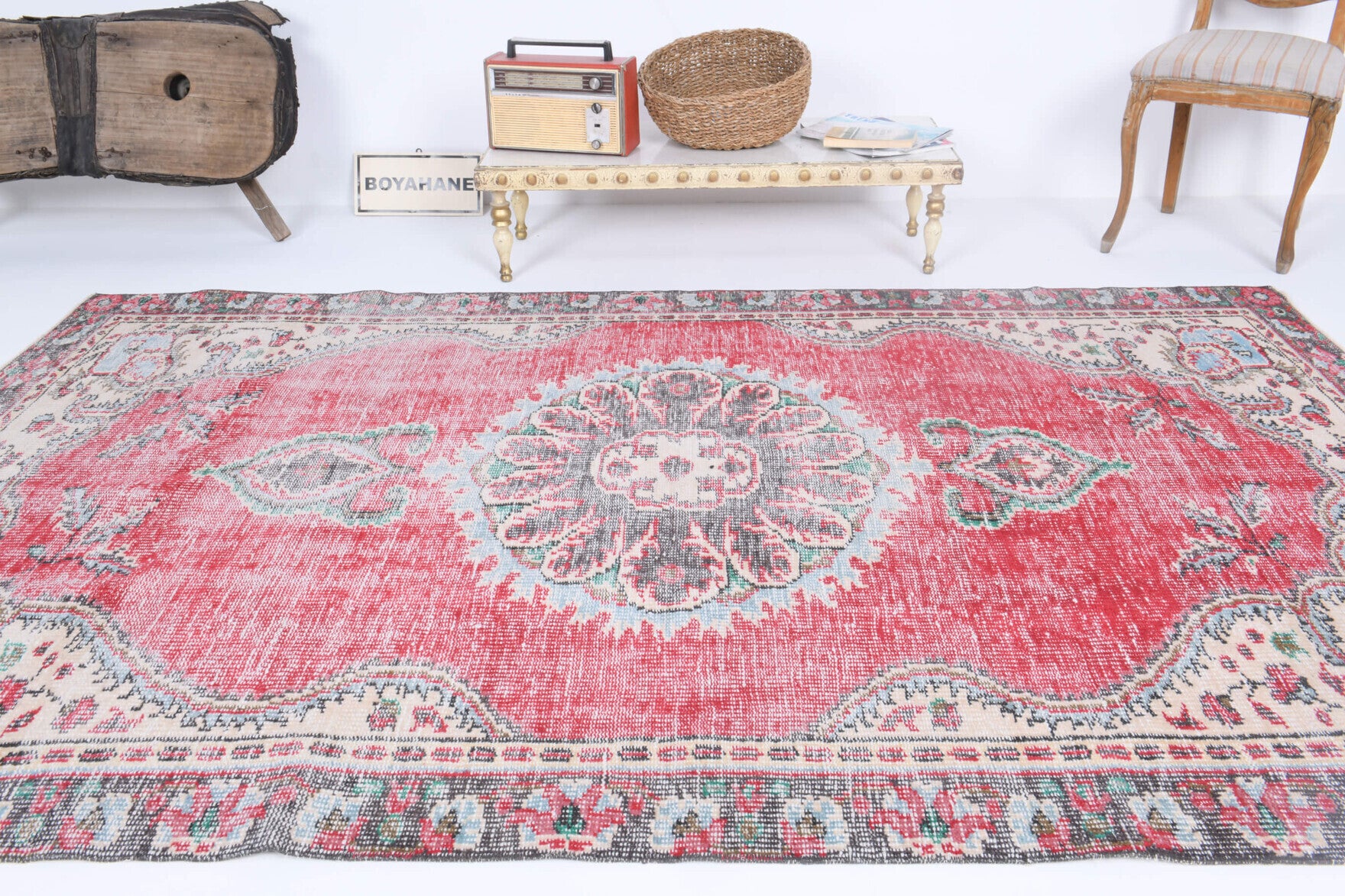 Nesterengonca rug: 1970s handmade Turkish rug with oriental and medallion motifs and cotton backing