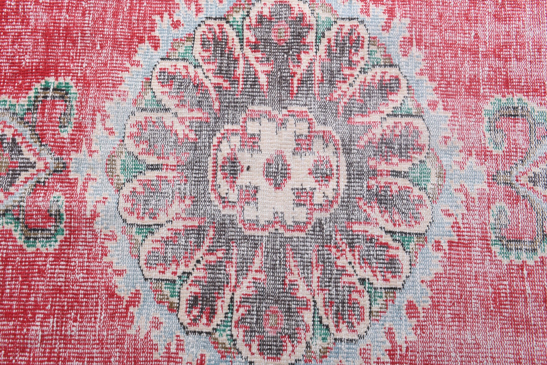 Authentic Turkish vintage area rug (1970s) with oriental and medallion design – one-of-a-kind at Fame Rugs