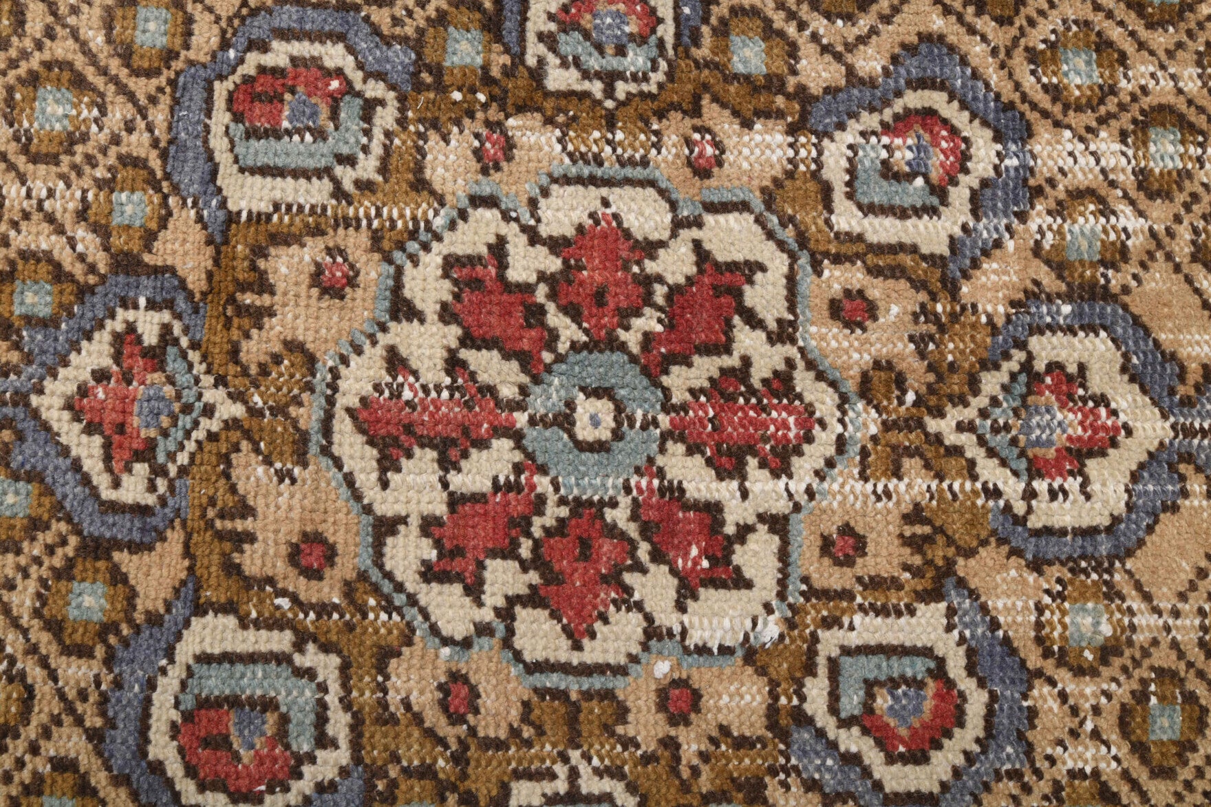 Nesringonca rug: 1970s handmade Anatolian rug with oriental motifs and cotton backing