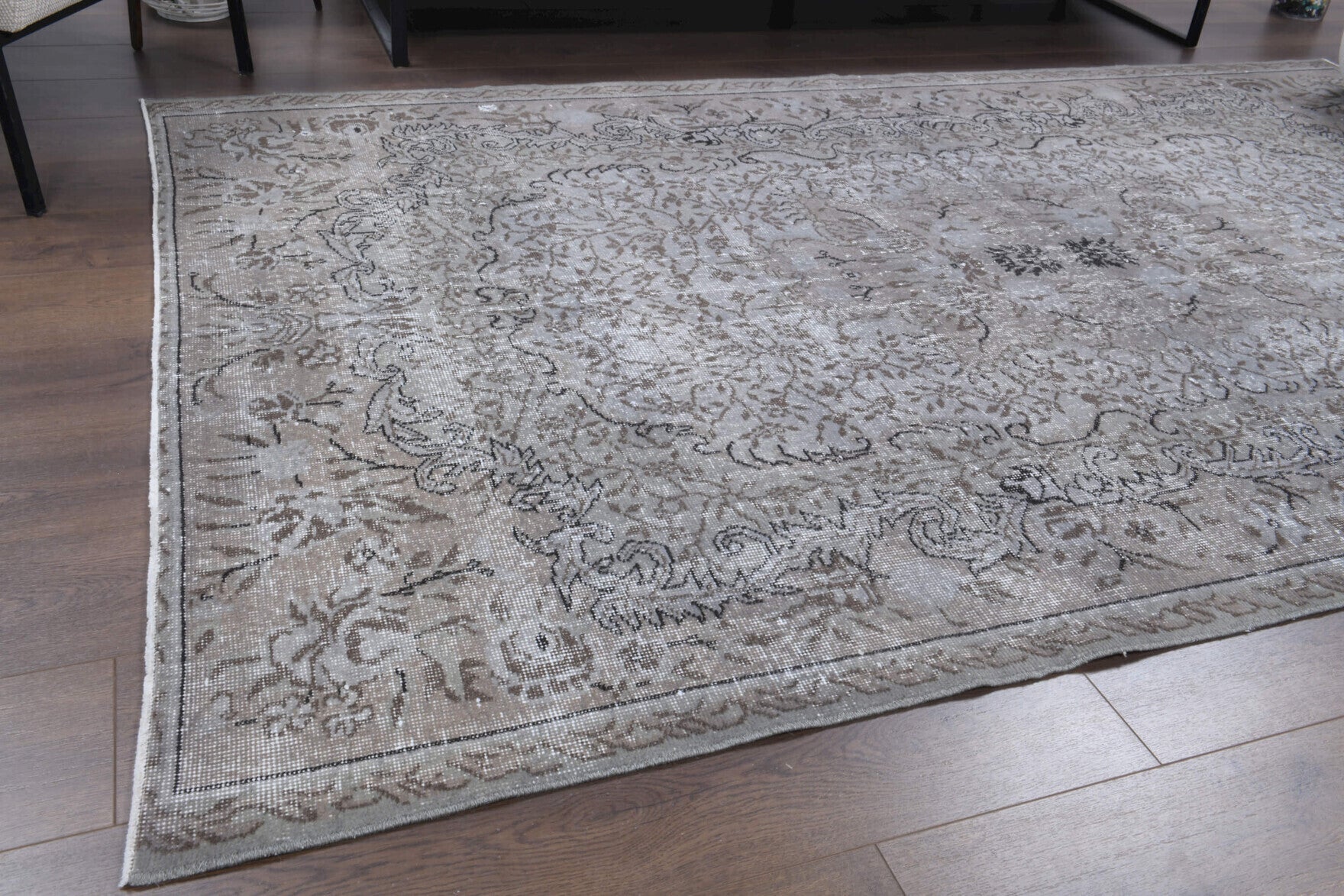 Nephemelpe rug: 1970s handmade Anatolian rug with oriental motifs and cotton backing