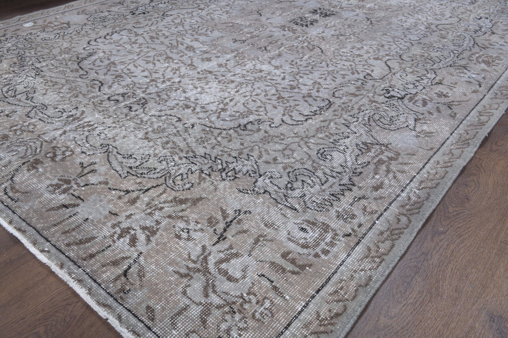 Authentic Anatolian vintage area rug (1970s) with oriental design – one-of-a-kind at Fame Rugs