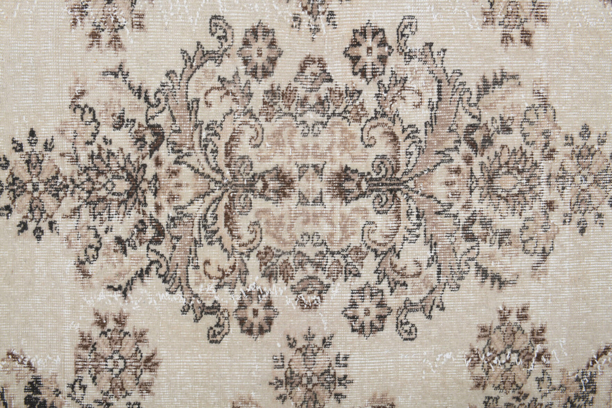 Authentic Turkish vintage area rug (1970s) with oriental design – one-of-a-kind at Fame Rugs