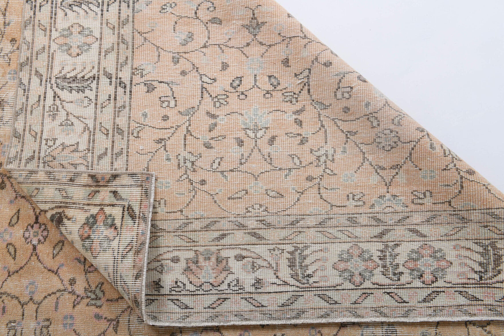 Naiaphora – vintage floral rug for living room or bedroom, 5'10" x 9'8" (177x295 cm)