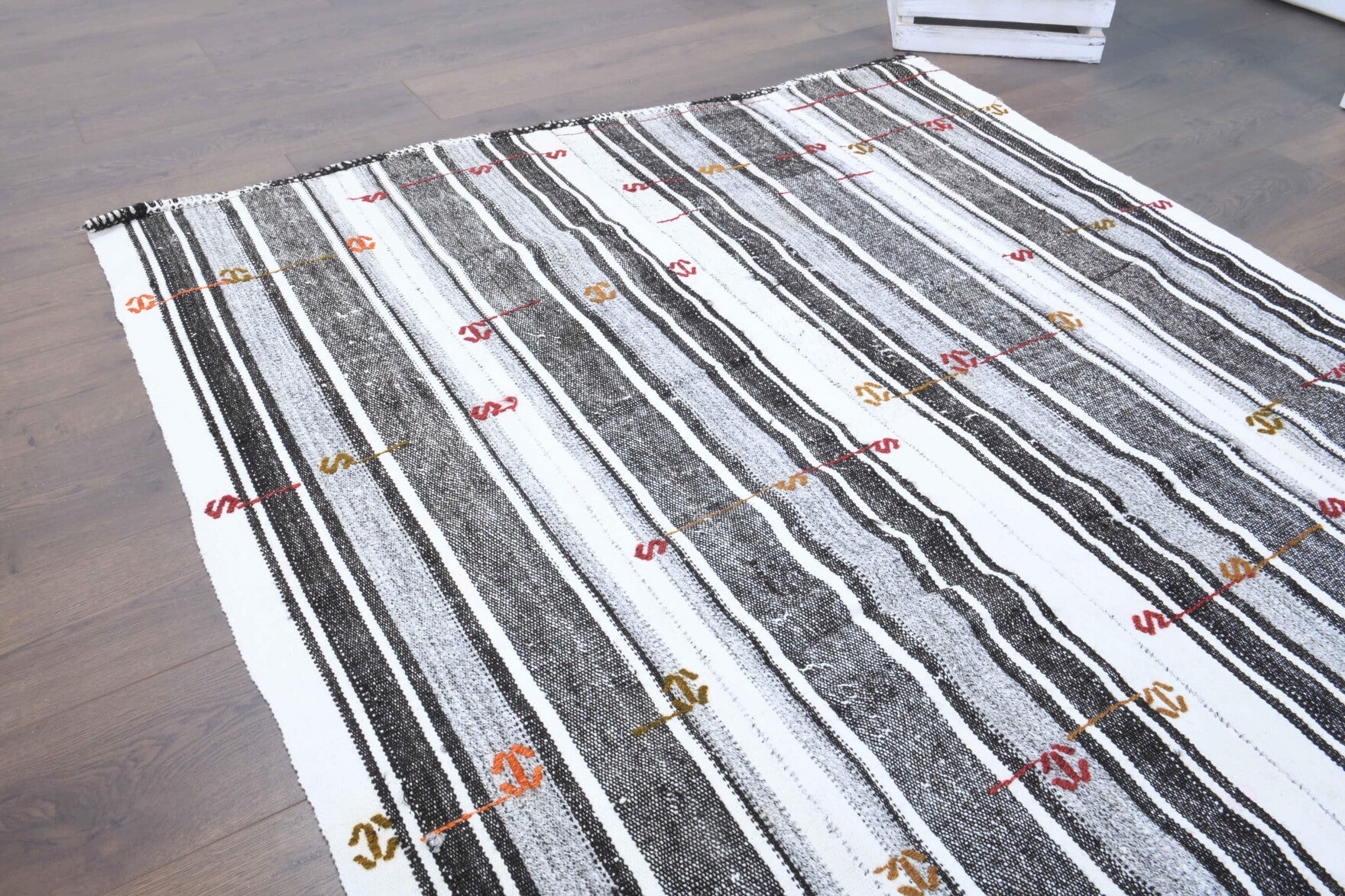 Serinter kilim: 1960s handwoven flatweave Anatolian kilim with striped motifs