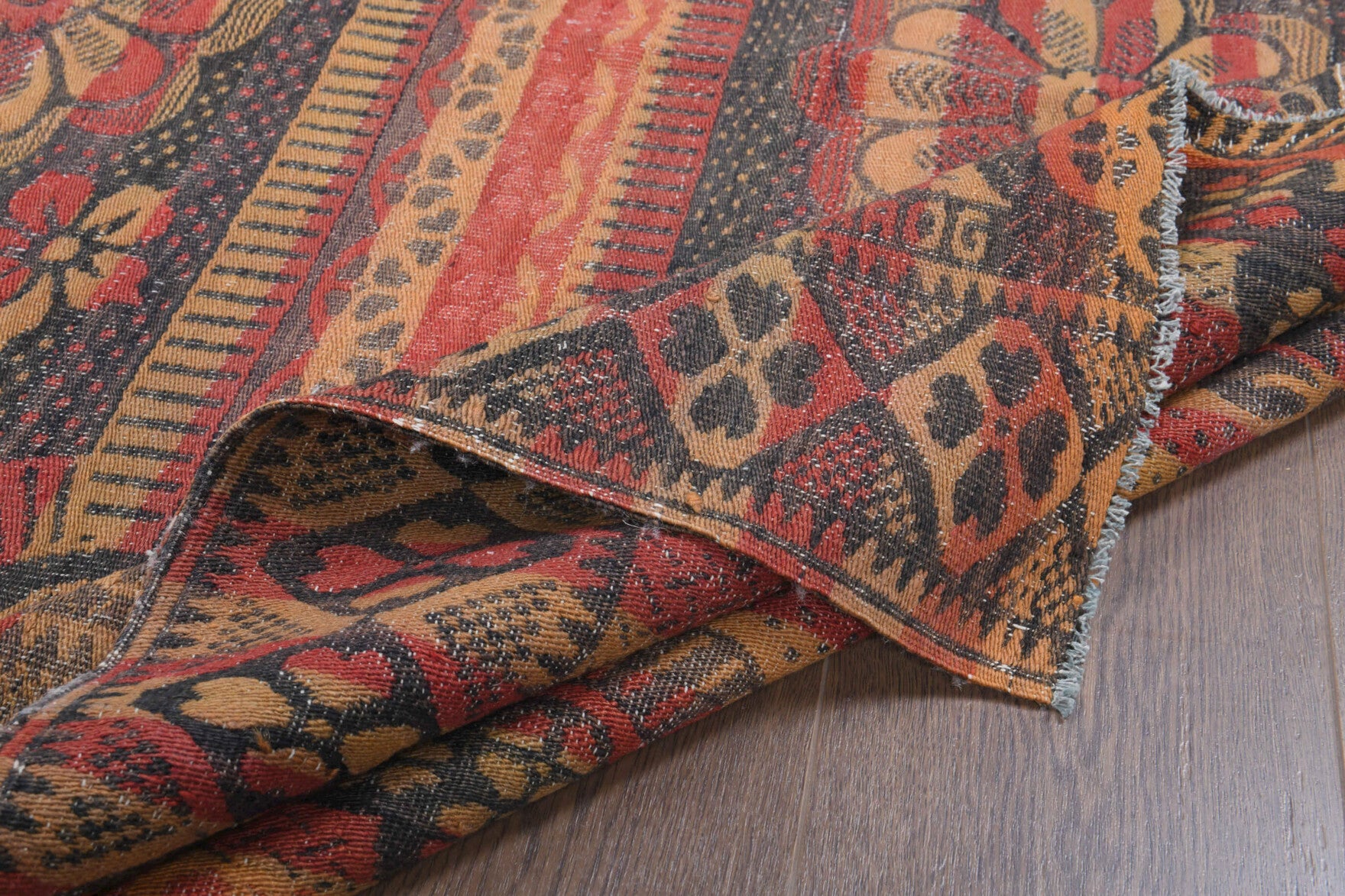 Authentic Anatolian vintage kilim rug (1960s) with floral design – one-of-a-kind at Fame Rugs