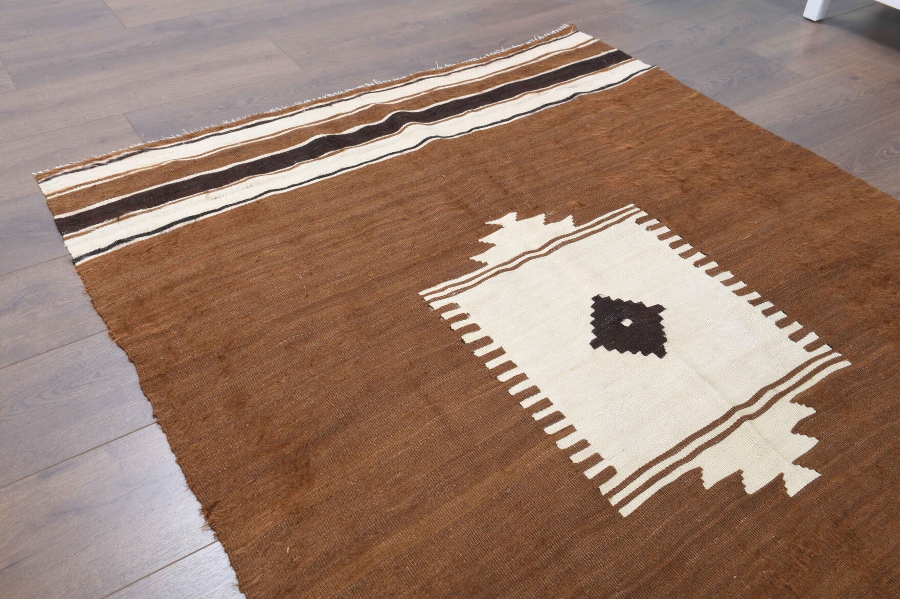 Semapezir kilim: 1960s handwoven flatweave Anatolian kilim with medallion motifs
