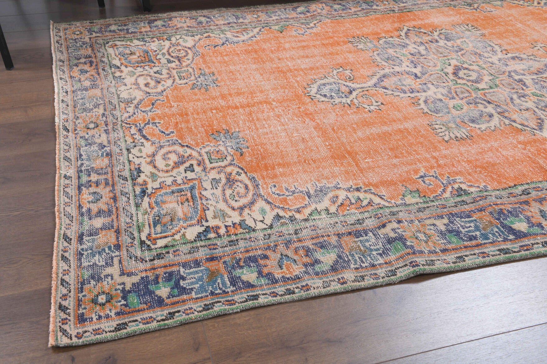 Sabahperver rug: 1970s handmade Anatolian rug with oriental motifs and cotton backing