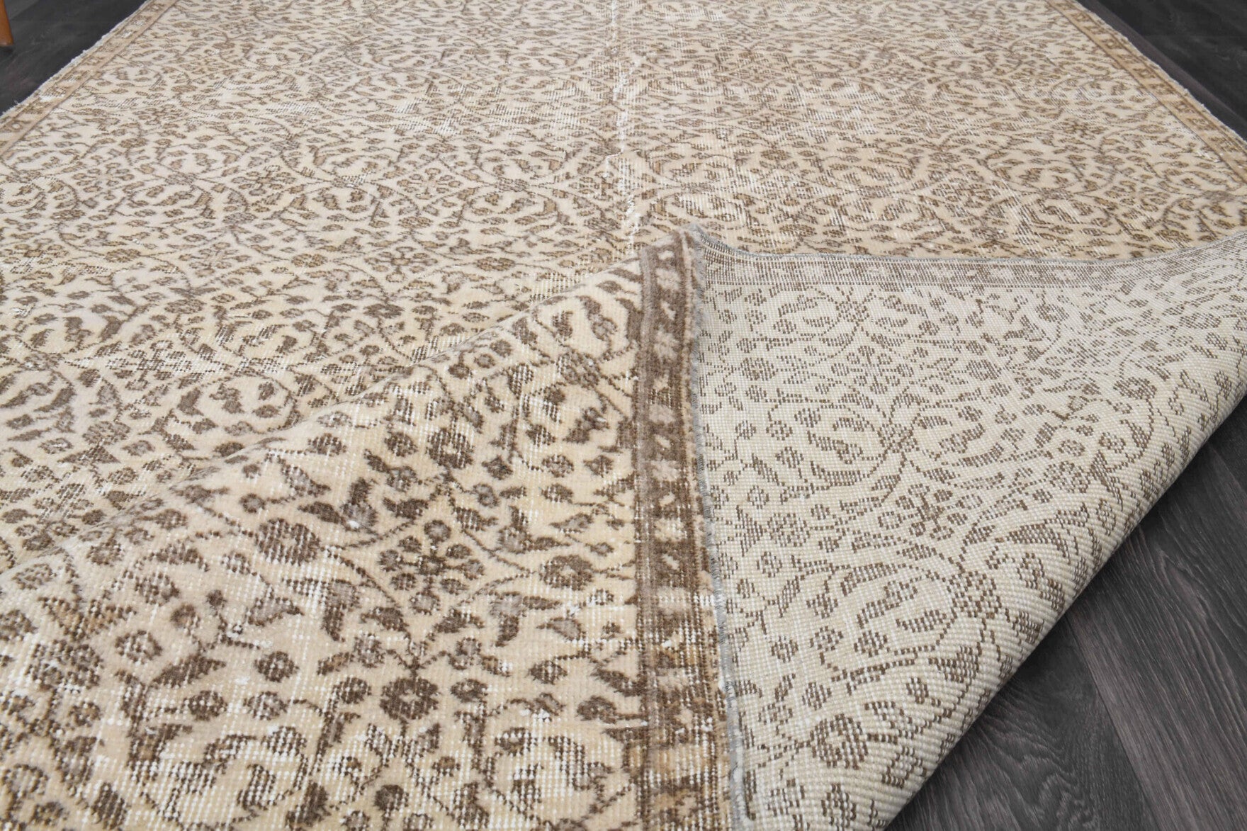 Authentic Anatolian vintage area rug (1970s) with floral design – one-of-a-kind at Fame Rugs