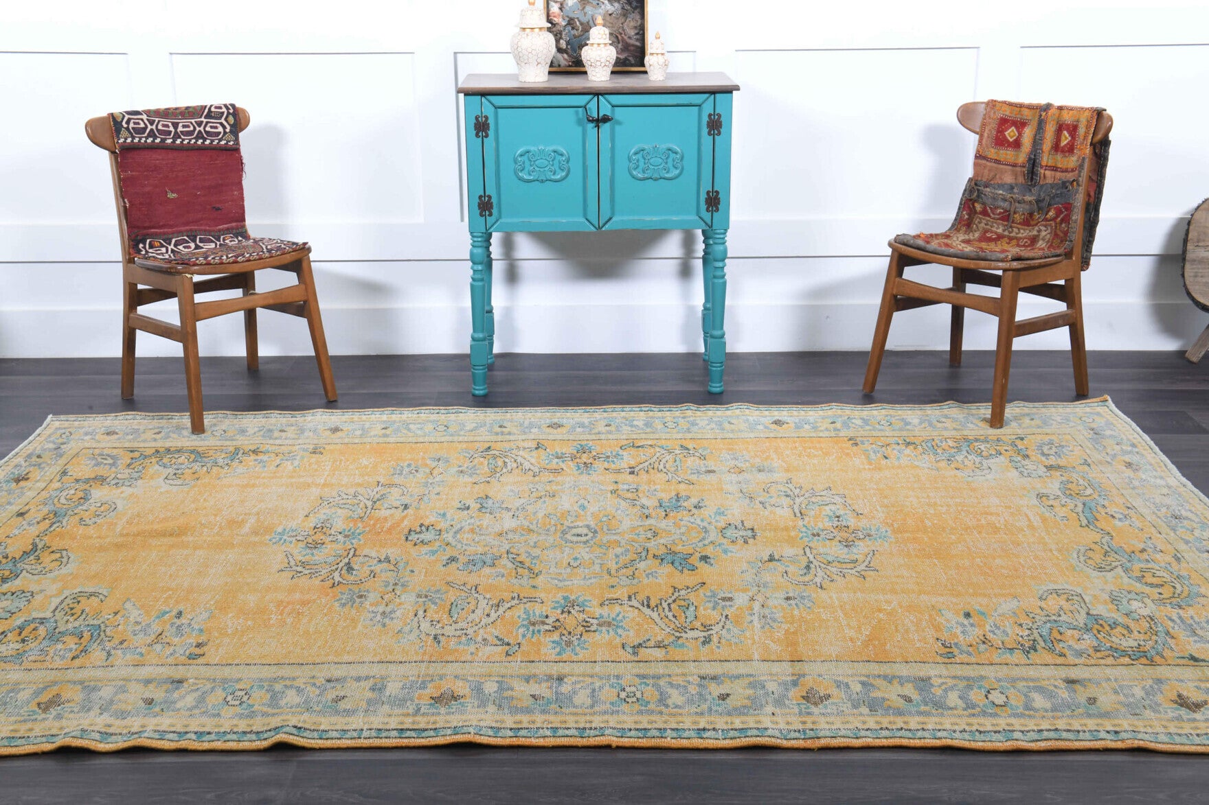 Akasyanur rug: 1970s handmade Anatolian rug with oriental motifs and cotton backing
