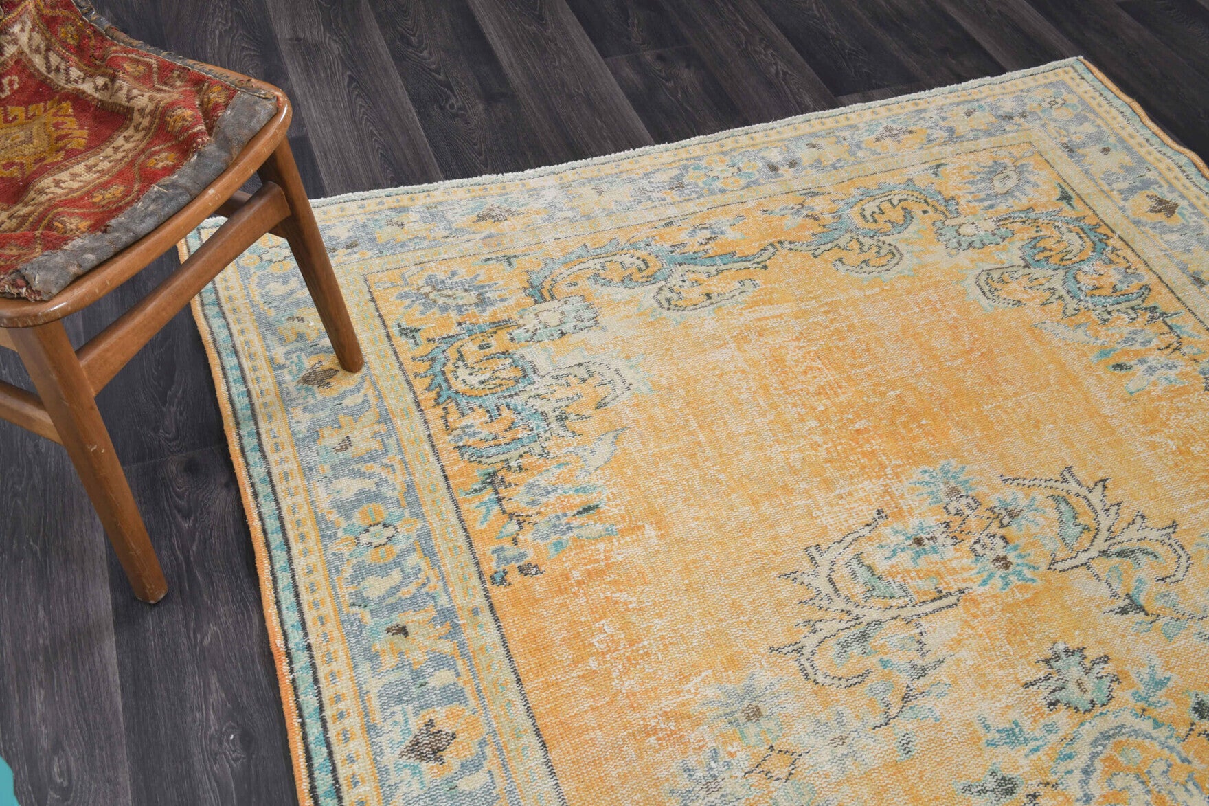 Authentic Anatolian vintage area rug (1970s) with oriental design – one-of-a-kind at Fame Rugs