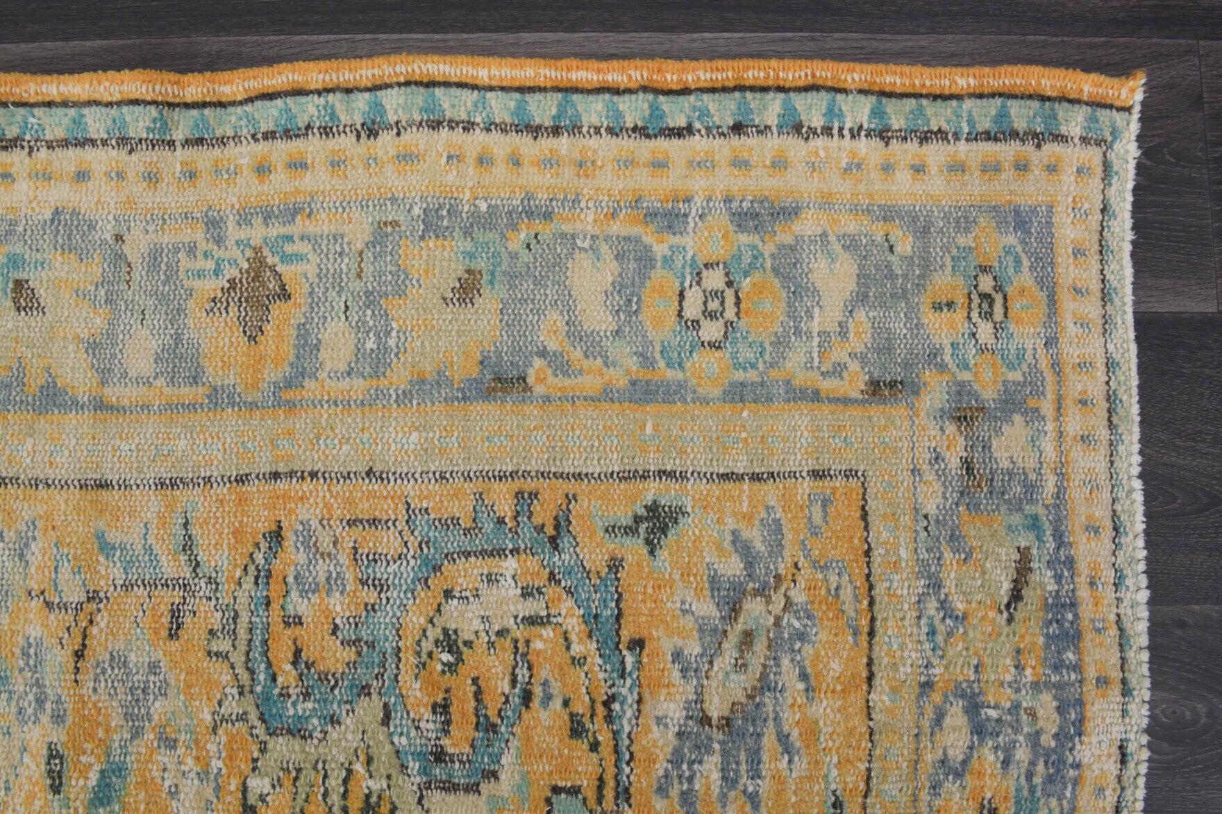 Akasyanur – vintage oriental rug for living room or bedroom, 5'11" x 9'11" (180x303 cm)