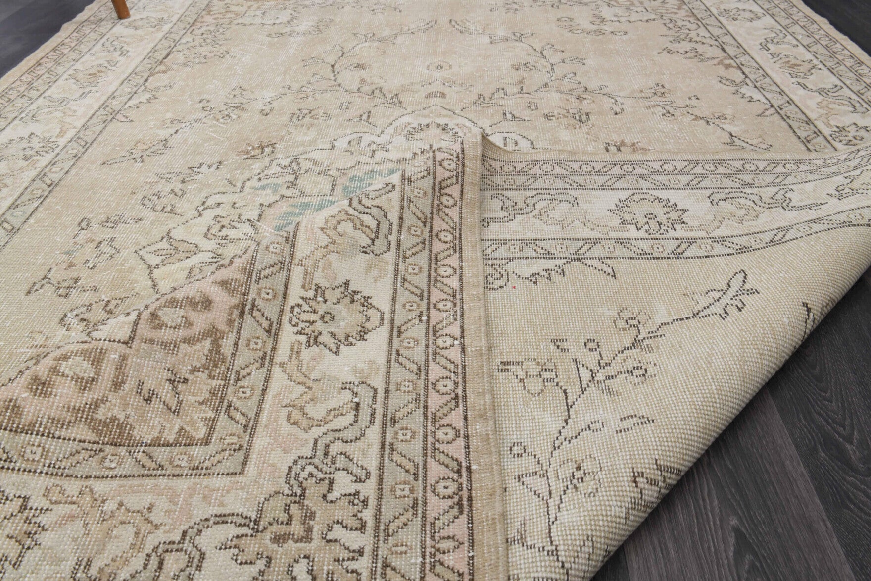 Mid 20th Century Antique Wool Oushak Rug in wool – 1970s piece from Anatolia, Turkey | Fame Rugs
