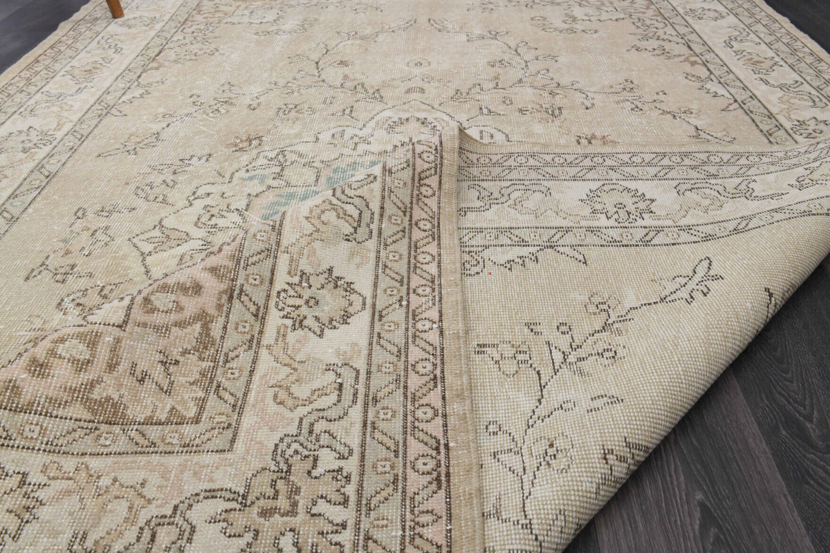 Mid 20th Century Antique Wool Oushak Rug in wool – 1970s piece from Anatolia, Turkey | Fame Rugs