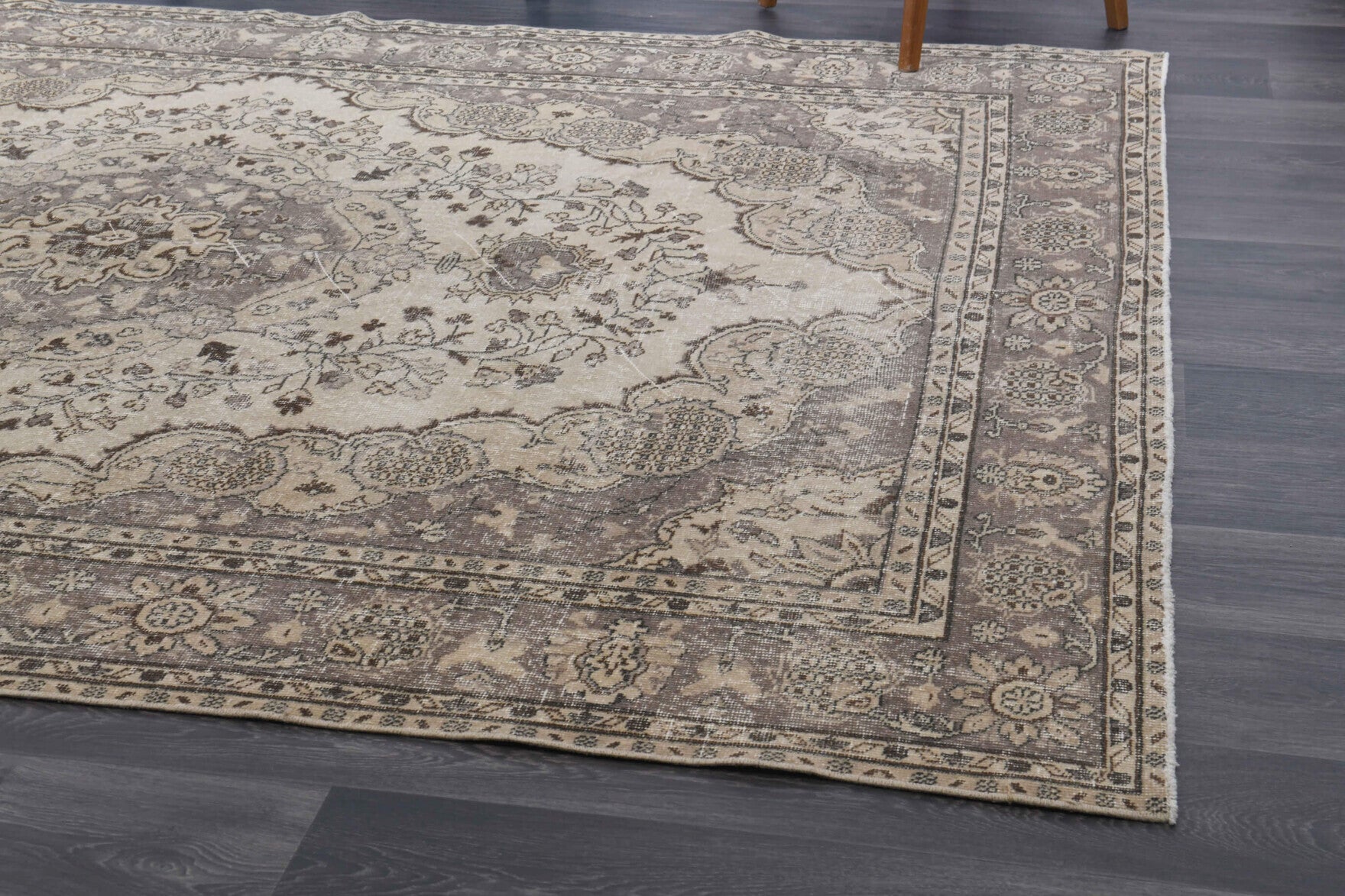 Ceylansultan rug: 1970s handmade Anatolian rug with oriental motifs and cotton backing