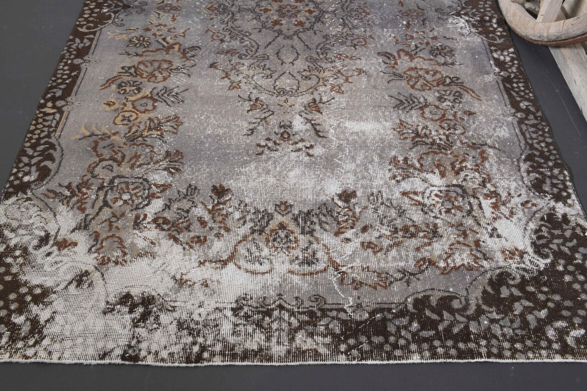 Baharpare rug: 1970s handmade Anatolian rug with oriental motifs and cotton backing