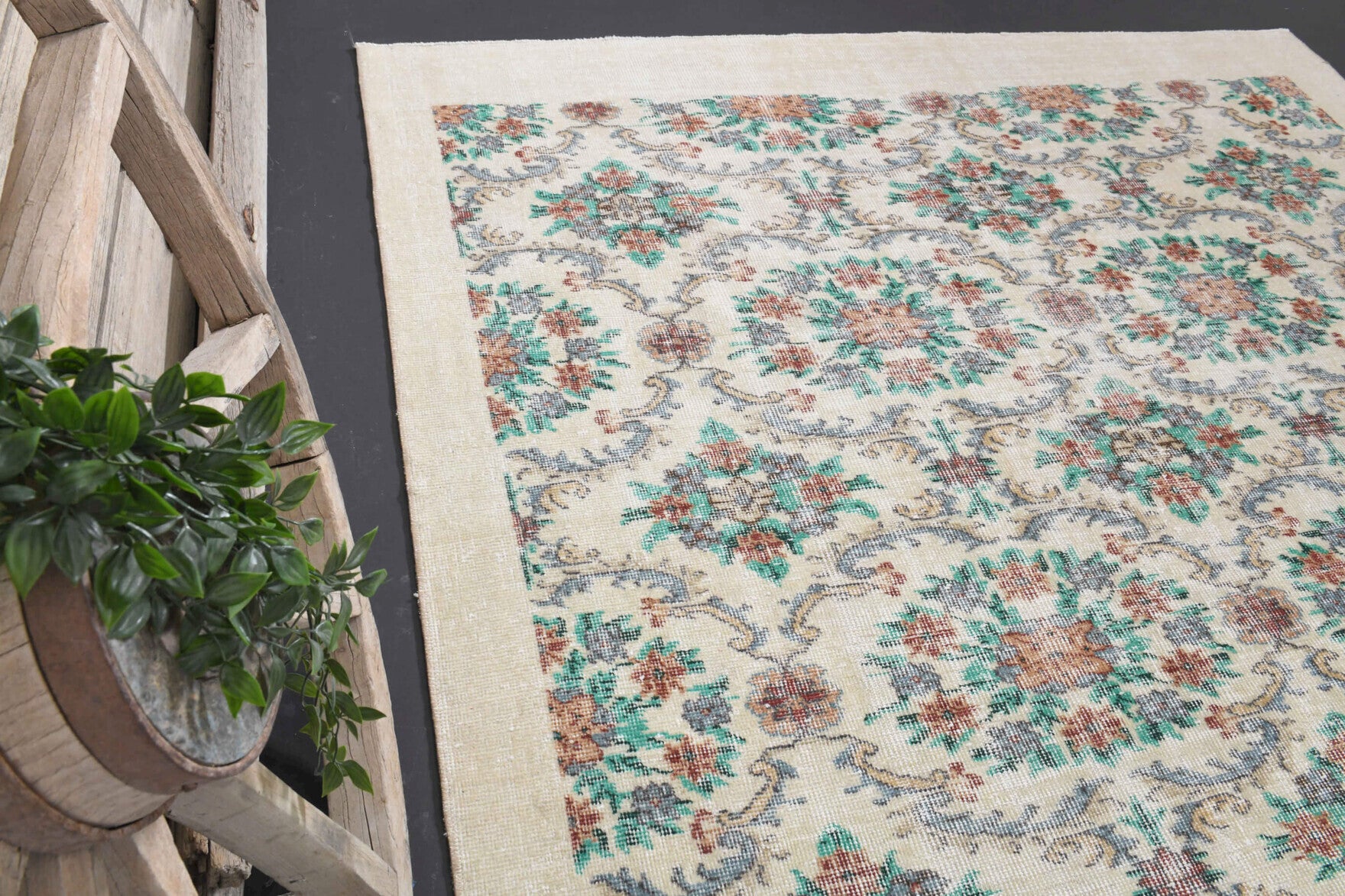 Pembeter – vintage floral rug for living room or bedroom, 6'8" x 9'10" (202x299 cm)