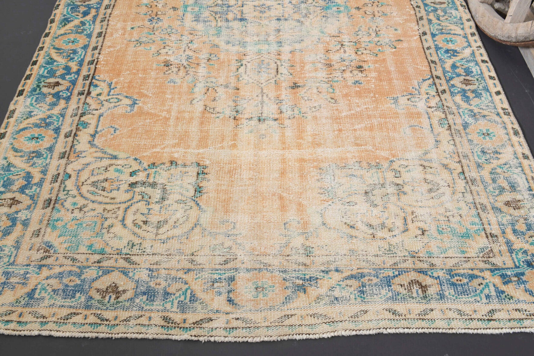 Pembegonca rug: 1970s handmade Anatolian rug with oriental motifs and cotton backing