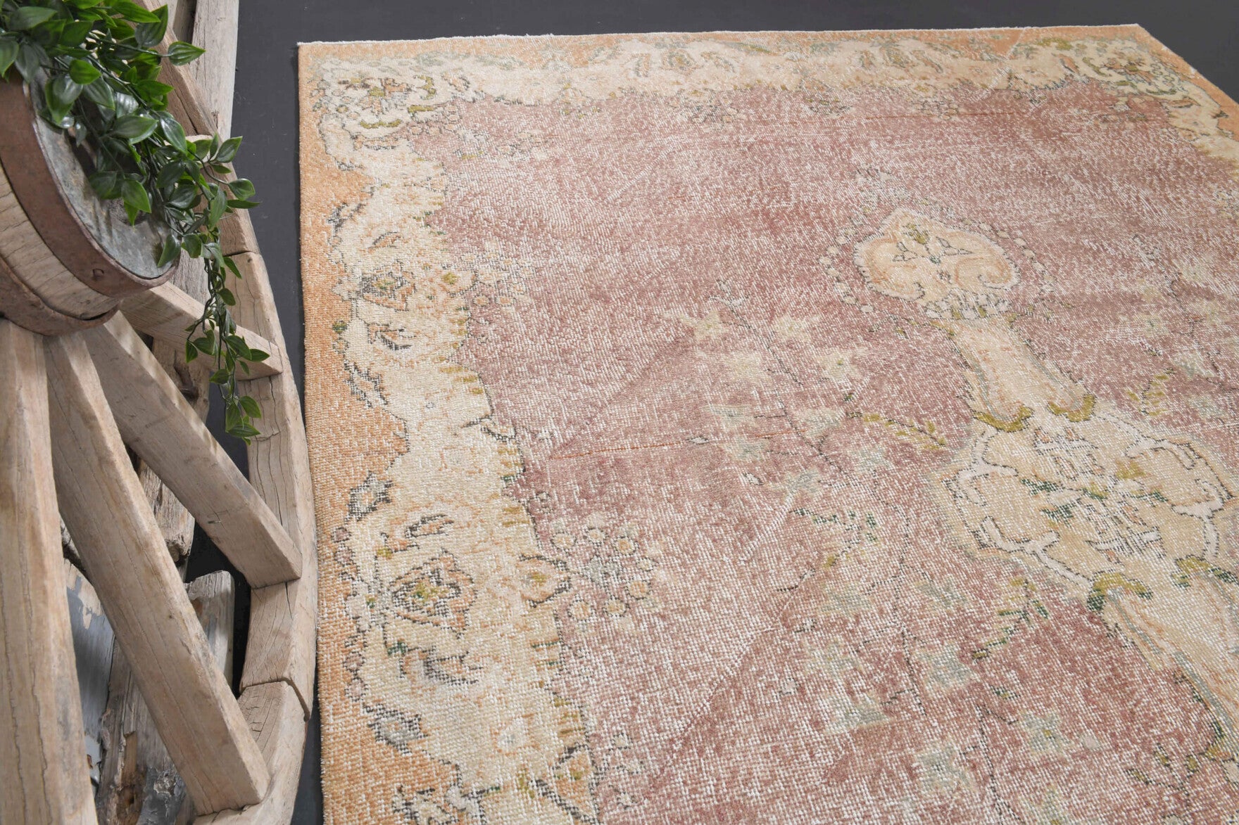Oyanaz – vintage oriental rug for living room or bedroom, 6'8" x 9'5" (204x288 cm)