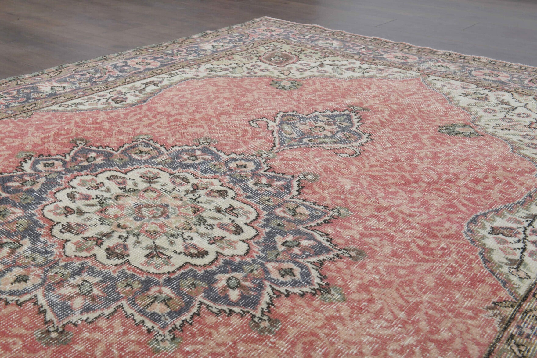 Handmade wool rug from the Persian region – Persian Vintage Oriental Area Rug 5'10" x 9'5"
