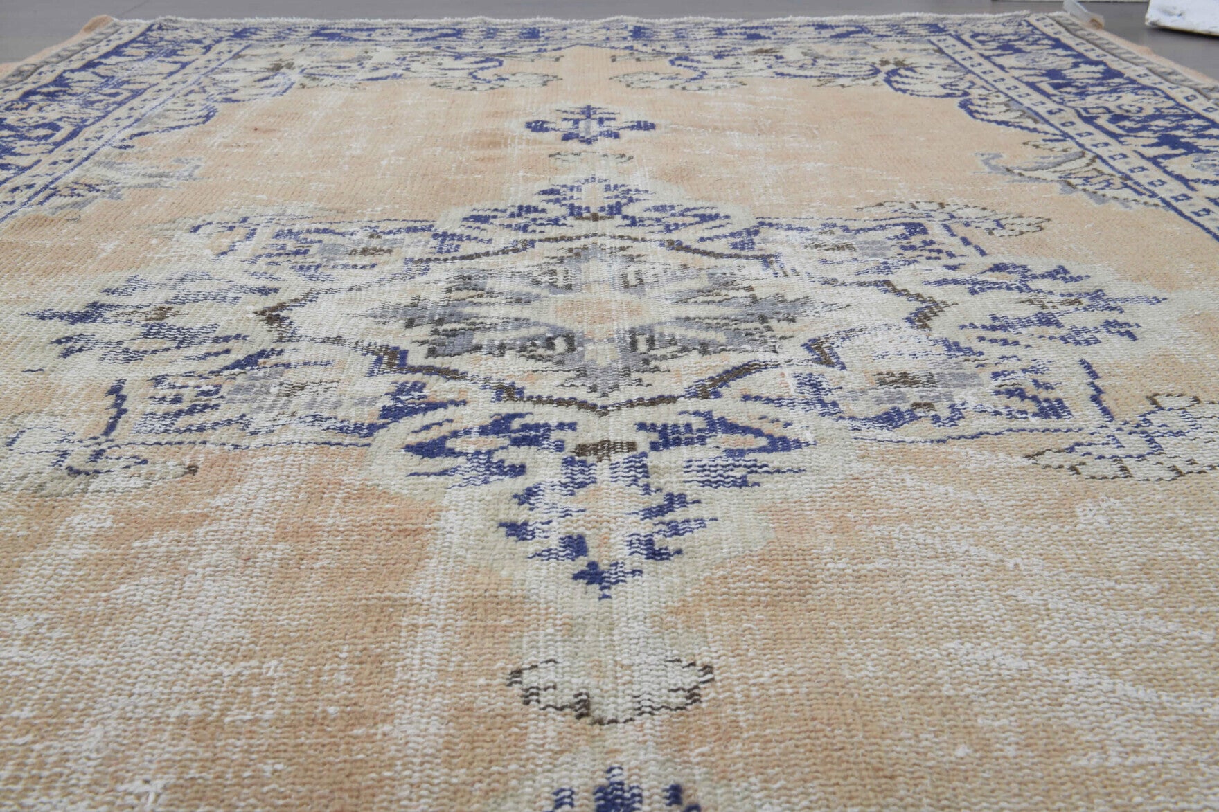 Okeanodike – vintage oriental rug for living room or bedroom, 5'6" x 8'7" (167x262 cm)