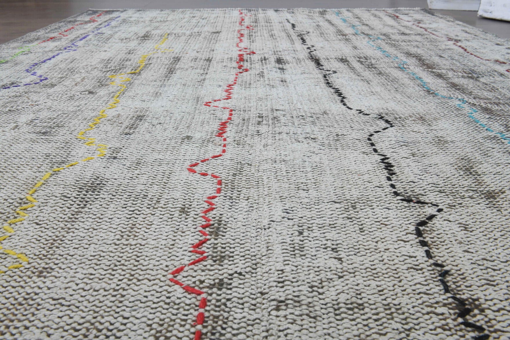 Nilaynur – vintage abstract rug for living room or bedroom, 5'4" x 9'6" (162x289 cm)