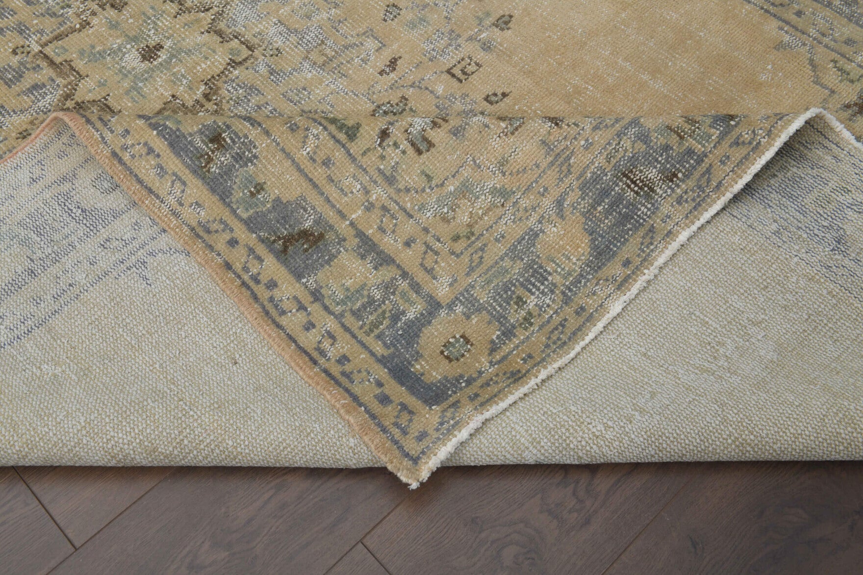 Authentic Anatolian vintage area rug (1970s) with oriental design – one-of-a-kind at Fame Rugs