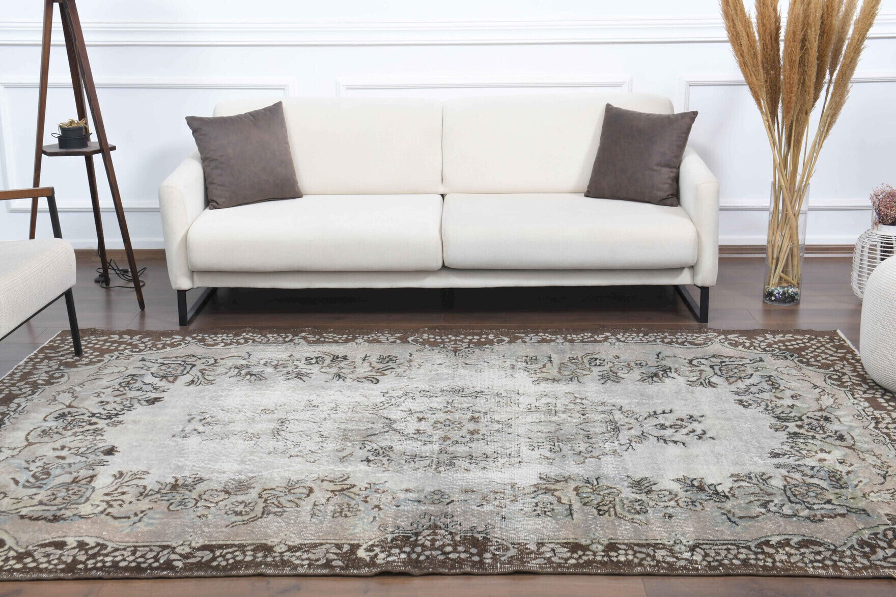 Meneksepare rug: 1970s handmade Anatolian rug with oriental motifs and cotton backing