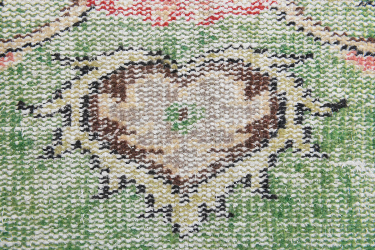 Peitho – vintage floral rug for living room or bedroom, 6'1" x 9'6" (185x290 cm)