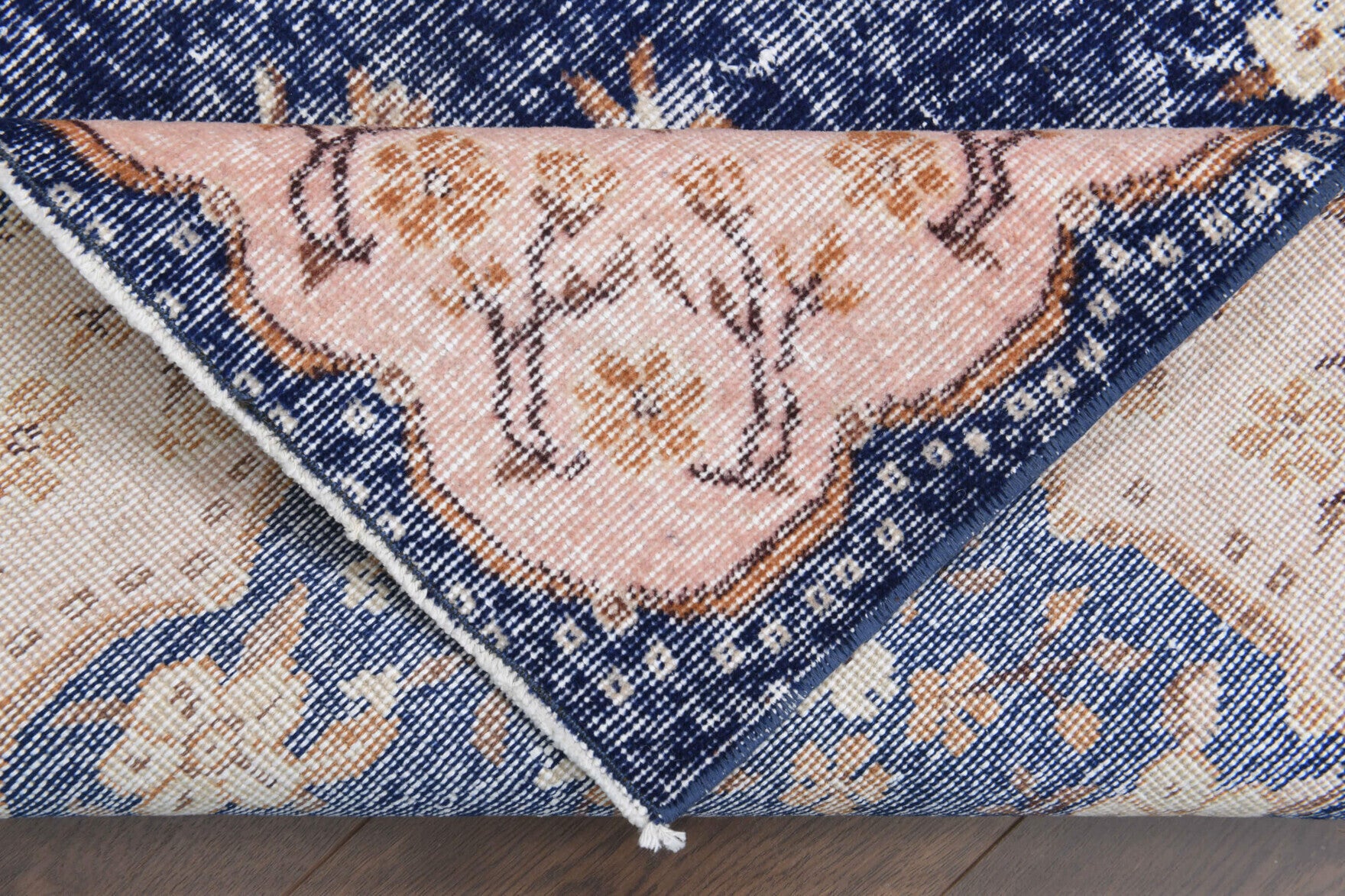 Hand-crafted Anatolian vintage rug Papatyasu in wool, 1970s